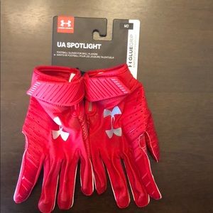 Under Armour Men’s NWT football gloves